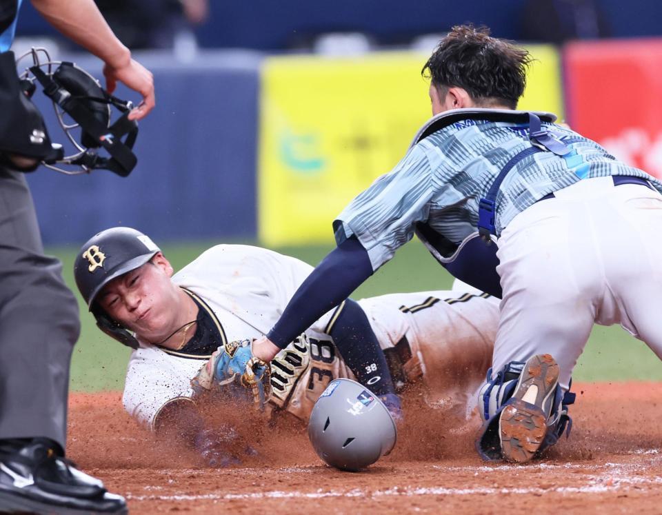 　４回、大城の二ゴロで本塁へ突入するもアウトになる来田（撮影・立川洋一郎）