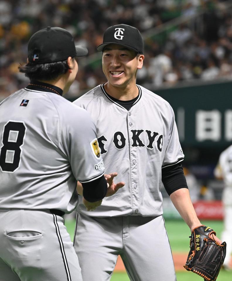 　９回裏に２番手で登板し、１イニングを無失点に抑えて笑顔でベンチに戻る大勢