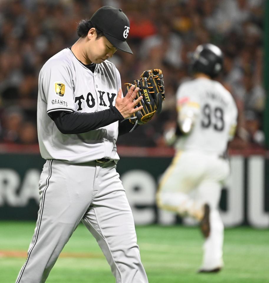 　８回、野村（左）を空振り三振に仕留めた山崎
