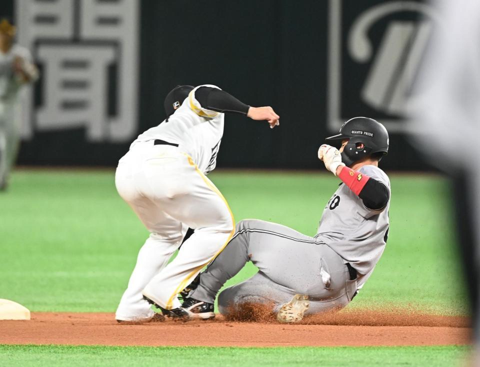 　６回、打者リチャードのときに一走・増田陸（右）が二盗を試みるも阻まれる