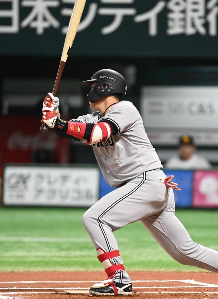 　６回、増田陸が右前打を放つ