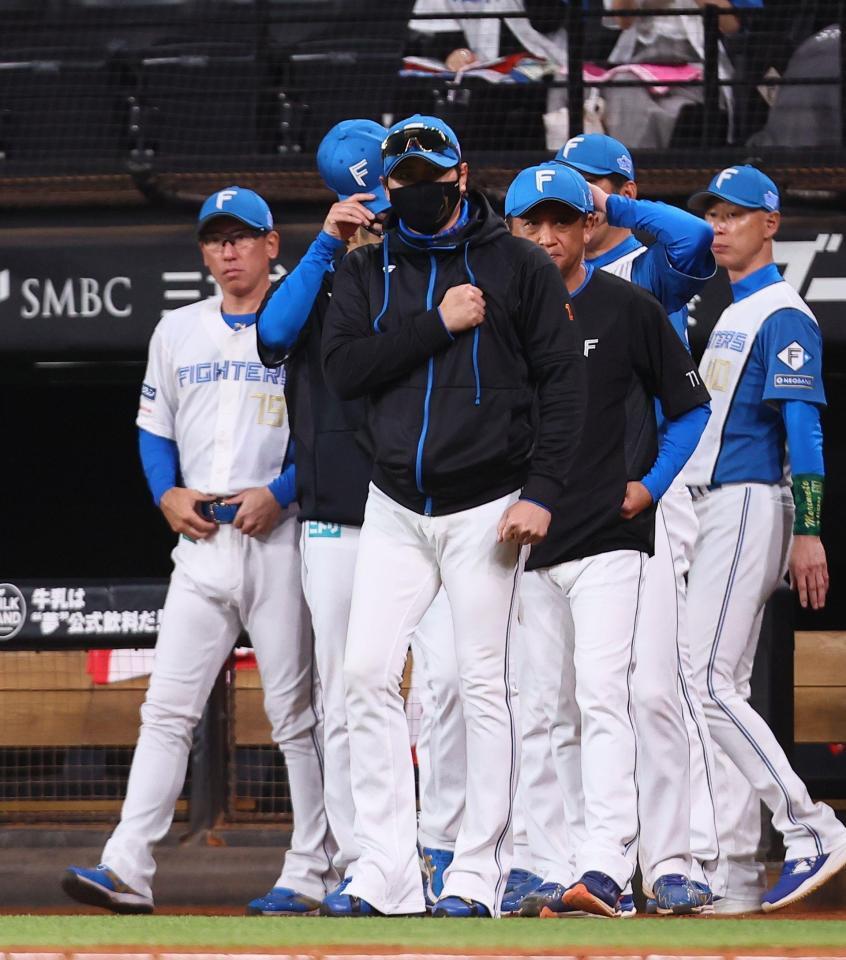 　試合後、ヤクルトベンチに向かってジェスチャーする新庄監督（中央）＝撮影・中島達哉