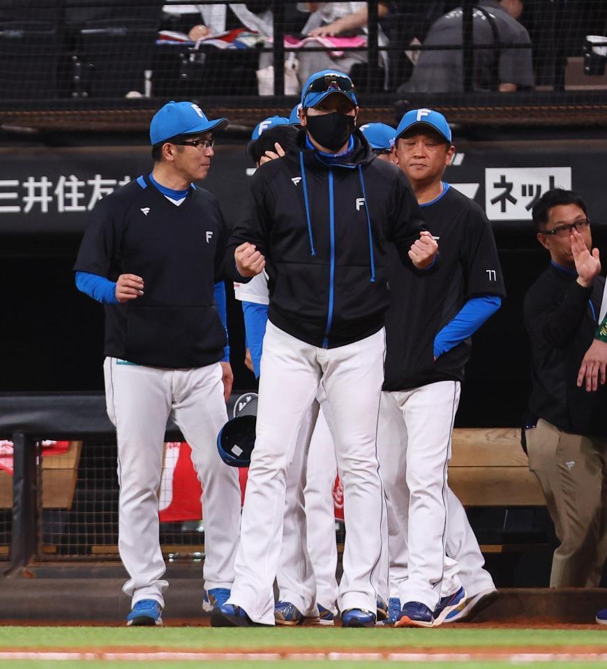 　試合後、ヤクルトベンチに向かってポーズをとる新庄監督（中央）＝撮影・中島達哉