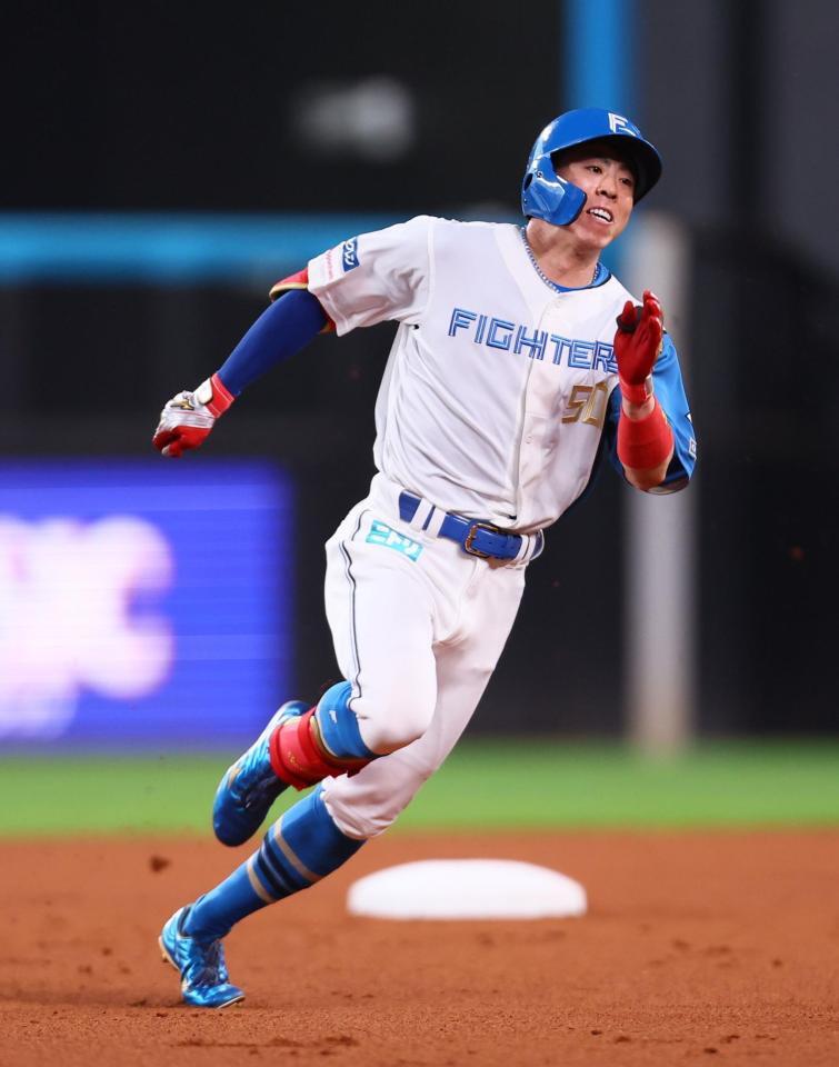 　１回、三塁打を放ち、激走する五十幡（撮影・中島達哉）