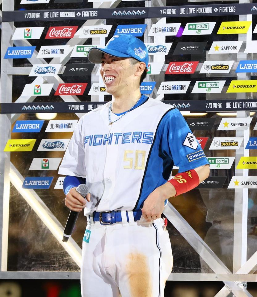 　お立ち台で笑顔を見せる五十幡（撮影・中島達哉）