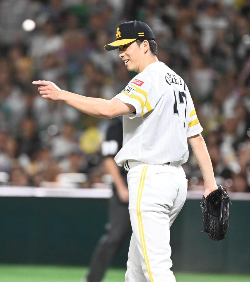 　８回、増田陸の打球を好捕した野村に笑顔で指をさす大関