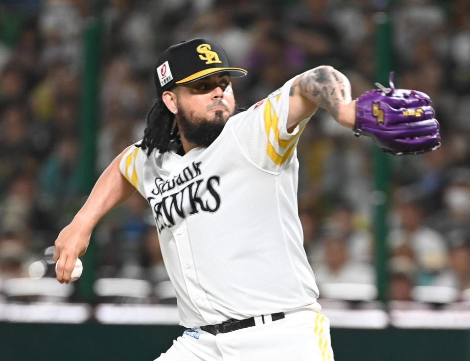 　１２回表に４番手で登板したオスナ