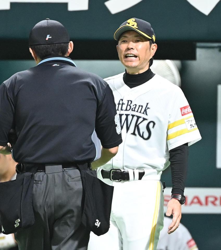 　１０回裏終了後、選手交代を告げる小久保監督