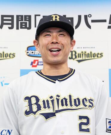 　スカパー！月間サヨナラ賞を受賞し笑顔を見せる若月（撮影・立川洋一郎）