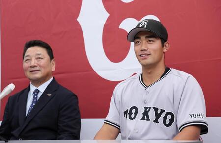 　支配下登録され会見で意気込みを話す三塚。左は吉村禎章編成本部長（撮影・立川洋一郎）