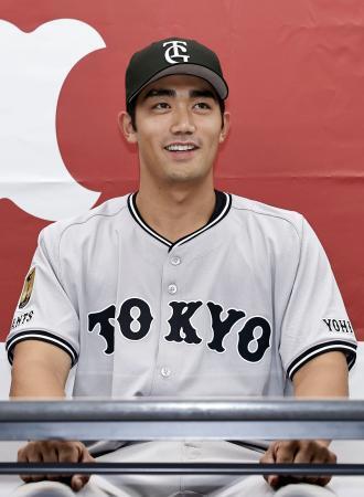 　支配下選手契約が決まり、笑顔で記者会見する巨人・三塚＝１３日、京セラドーム