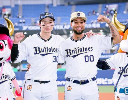 　ヒーローインタビューを終えてガッツポーズを見せる広岡（左）とエスピノーザ（１２日）