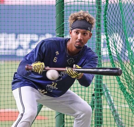 　バント練習する宗（撮影・立川洋一郎）