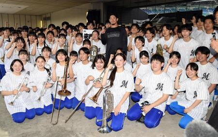 　母校・習志野高校の吹奏楽部部員と記念撮影する池田（中央）＝撮影・佐藤厚