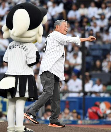 　ファーストピッチで投球する川淵三郎氏（撮影・佐藤厚）