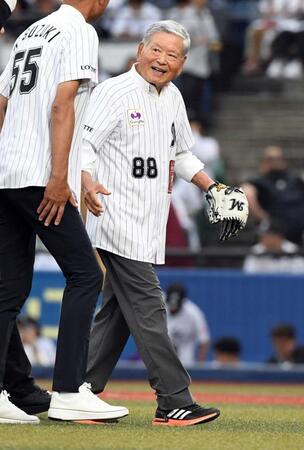 　ファーストピッチでマウンドに上がった川淵三郎氏（撮影・佐藤厚）