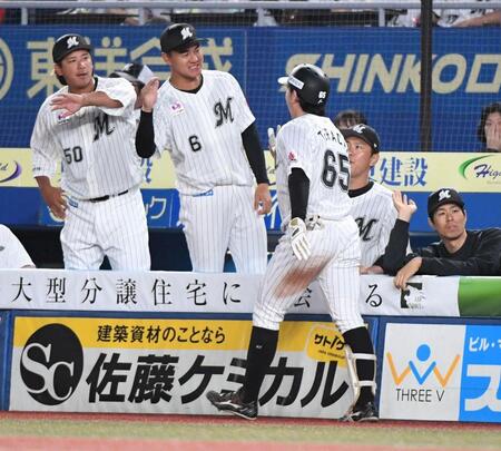 　４回、寺地（右）は右越えに同点ソロを放ち、ナインに迎えられる（撮影・佐藤厚）