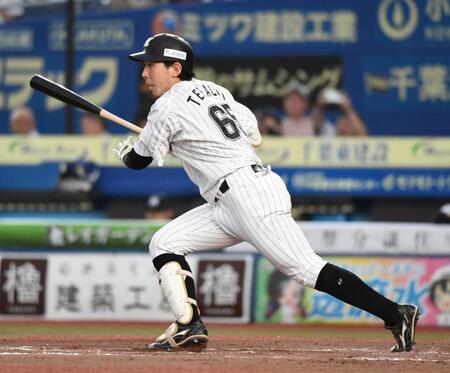 　２回、寺地は中前に勝ち越しの２点適時打を放つ（撮影・佐藤厚）