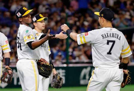 　今季初完投で６勝目を挙げ、中村（７）からウイニングボールを受け取るモイネロ