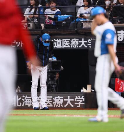 　７回、伊藤（右）が追加点を許し、肩を落としながら交代を告げる新庄監督（撮影・中島達哉）