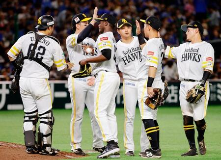 　ＤｅＮＡに勝利しタッチするソフトバンクナイン