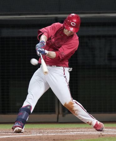 　４回広島２死三塁、坂倉が右中間に先制の三塁打を放つ＝エスコンフィールド