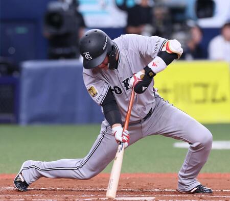 　７回、空振り三振に倒れる坂本（撮影・立川洋一郎）