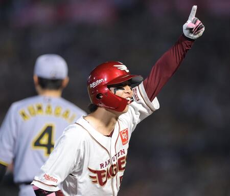 　４回、勝ち越しの三塁打を放ち、ベンチ時へ向かって指を上げる武藤（撮影・西岡正）