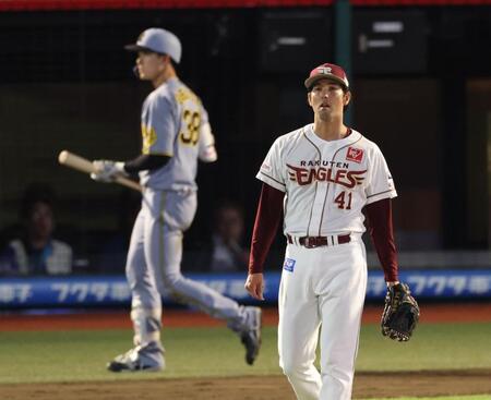 　８回、小幡を空振り三振にしとめた加治屋（撮影・金田祐二）