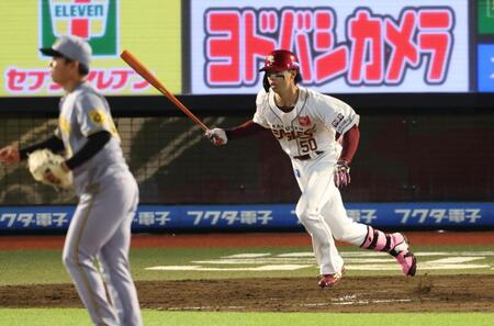 　４回、逆転２点三塁打を放つ武藤（撮影・金田祐二））