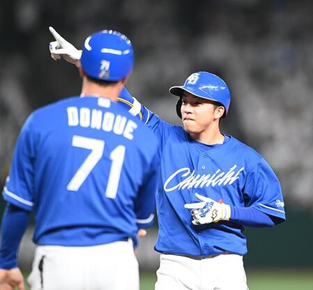 　１０回、勝ち越し適時打を放ちベンチに向かって指さす岡林（撮影・園田高夫）