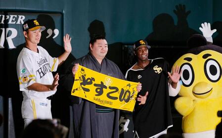 　ＤｅＮＡに快勝し、大相撲の正代（中央）とポーズをとる秋広（左）とモイネロ