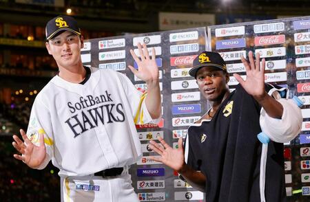 　ＤｅＮＡに快勝し、お立ち台でポーズをとる秋広（左）とモイネロ