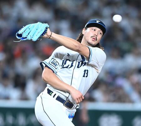 　３回、村松の中前打の打球にグラブを出す高橋（撮影・園田高夫）