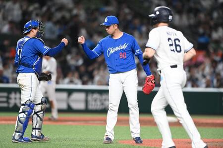 　最後を締め石伊（左）とグータッチする松山（撮影・園田高夫）