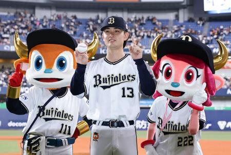 　プロ初勝利を挙げ、ウイニングボールを手にポーズをとるオリックス・寺西＝京セラドーム