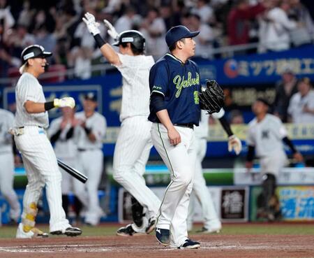 　９回、暴投でサヨナラ負けを喫した大西