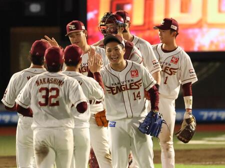 　笑顔でナインとタッチする則本（撮影・金田祐二）