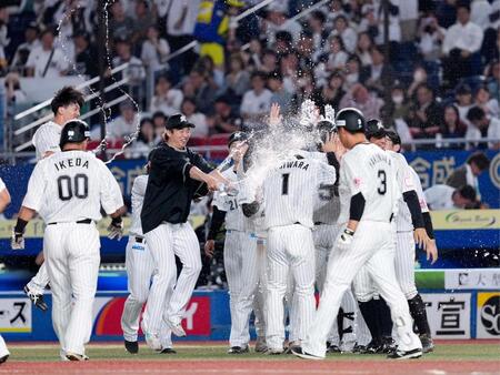 　９回、大西の暴投で三走藤原（１）がサヨナラの生還を果たし、手荒い祝福をするロッテナイン