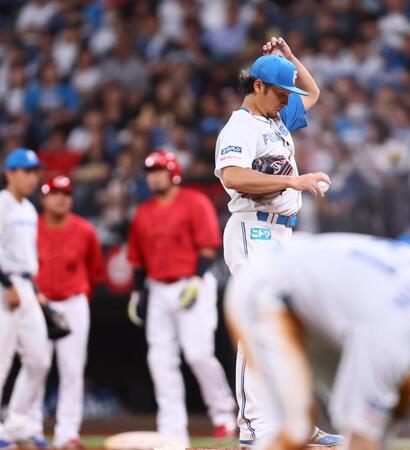 　４回、２死から先制を許し、肩を落とす伊藤（撮影・中島達哉）