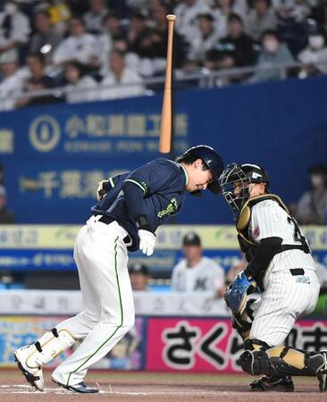 　６回、山田は背中に死球を受ける（撮影・佐藤厚）