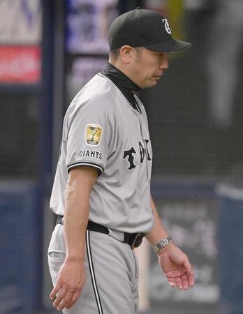 　８回、選手交代を告げてベンチに戻る阿部監督