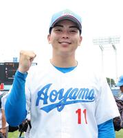 　笑顔でポーズを決める中西（撮影・佐々木彰尚）