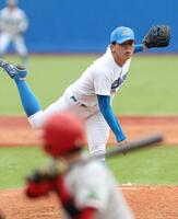 　奈良学園大打線を相手に好投する青学大・中西（撮影・佐々木彰尚）