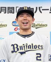 　スカパー！月間サヨナラ賞を受賞し笑顔を見せる若月（撮影・立川洋一郎）