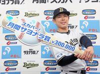 　スカパー！月間サヨナラ賞を受賞し笑顔を見せる若月（撮影・立川洋一郎）