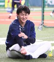 　練習に参加し笑顔を見せる紅林（撮影・立川洋一郎）