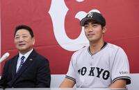 　支配下登録され会見で意気込みを話す三塚。左は吉村禎章編成本部長（撮影・立川洋一郎）