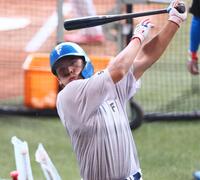 　１軍に合流し、打撃練習をする野村（撮影・中島達哉）