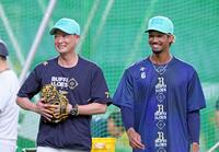 　宗（右）に声を掛けて笑顔を見せる岸田監督（撮影・立川洋一郎）